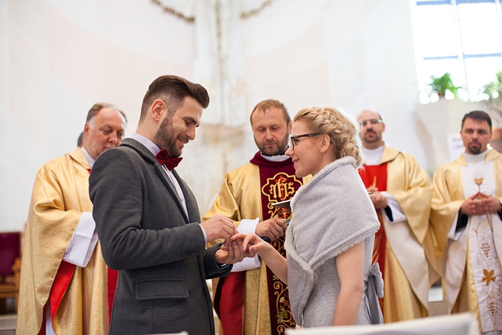 reportaż ślubny gdańsk fotograf zdjęcie z kościoła